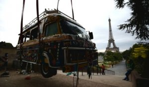 Un car rapide sénégalais en plein Paris