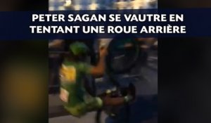 Peter Sagan se vautre en tentant une roue arrière