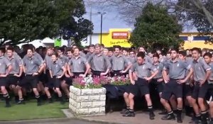 Des lycéens néo-zélandais rendent un hommage émouvant à leur professeur décédé avec un Haka