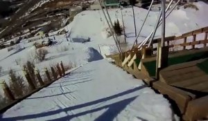 Fille terrifiée par son tout premier saut à ski! Hilarant...