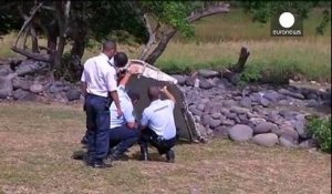 MH370 : des enquêteurs examinent un débris d'avion retrouvé à La Réunion