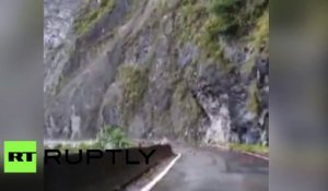 Une autoroute chinoise paralysée par un glissement de terrain