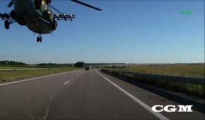 Un hélicoptère militaire russe vol au ras de voiture sur l'autoroute