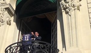 Angel Di Maria se présente au balcon pour montrer son maillot aux supporters du PSG