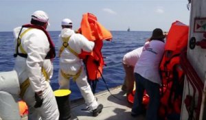 Images de migrants repêchés dans l'océan après un naufrage