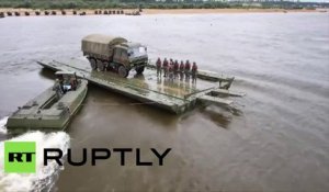 Russie: exercices militaire de franchissement d’une rivière, vu depuis les airs