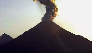 Nouvelle éruption spectaculaire du volcan de Colima au Mexique