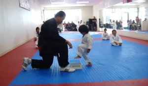 Ce gamin lutte pour casser une planche au Taekwondo !!