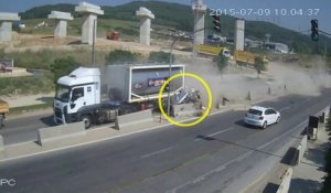 Un camion pulvérise une voiture contre un énorme bloc de béton