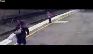 Une femme sauve une fillette coincée sur les rails devant le train !