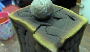 Regardez le phénomène étrange qui se produit quand on pose une boule de métal brulante sur une bloc de mousse !