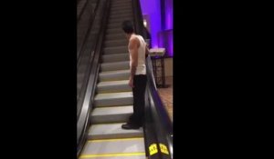 Ivre, il prend un escalator sans fin