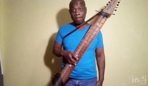 La musique surprenante d'un homme jouant du Chapman stick