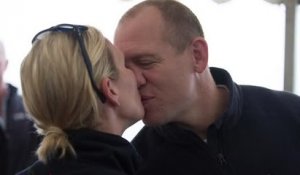 Zara Phillips embrasse son mari avant une course de bateau
