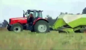 Ce fermier fou saute dans sa remorque pour se faire avaler par un ballot de paille