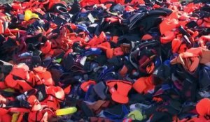Des milliers de gilets de sauvetage jonchent les côtes de Lesbos
