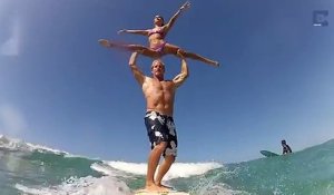 Ce couple s'adonne à des acrobaties en pleine mer et sur une même planche