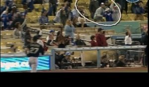 Un fan de baseball lâche sa fille et rate la balle