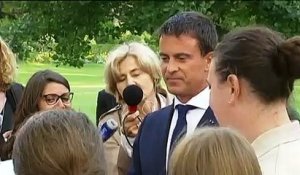"Je m'appelle Manuel Valls" : quand le Premier ministre est obligé de se présenter face à des enfants