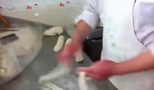 Un homme fait des spaghettis sans aucune machine