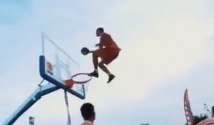 Le Dunk le plus incroyable jamais réalisé au Basket !