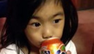 Cette petite fille boit du soda pour la première fois et elle aime ça!!!
