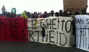 Calais : "Nous sommes des immigrants, pas des terroristes", scandent les migrants