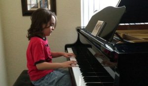 Un jeune garçon autiste joue un medley des chansons de Taylor Swift au piano - Surdoué