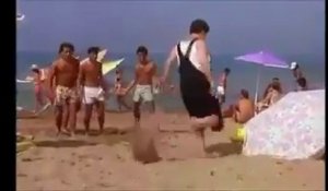 Sur la plage, il confond un ballon de foot avec un bonnet de bain