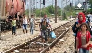 La police macédonienne repousse puis laisse entrer certains migrants