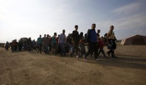 Des milliers de migrants franchissent la Macédoine pour rejoindre la Serbie
