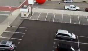 Cette Gigantesque Boule Rouge qui s'Echappe de son Installation