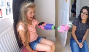 Une fillette de 8 ans essaie pour la première fois son nouveau bras imprimé en 3D