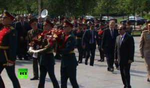 Le président égyptien dépose la couronne sur le tombeau du soldat inconnu à Moscou