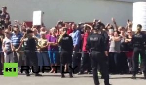Angela Merkel huée lors d’une visite aux réfugiés d’Heidenau