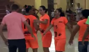 Futsal : Une footballeuse met un coup de pied dans la tête de son adversaire