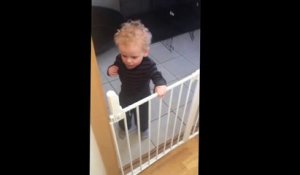 Bebes Jumeaux Prennent Leur Bain Dans Les Bras L Un De L Autre Trop Mignon Sur Orange Videos