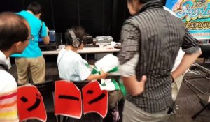 Un gamer prend son pied avec ses lunette de réalité virtuelle Oculus VR