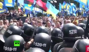 Le chef du parti radical ukrainien «Svoboda»  Tiagnibok entre aux affrontements avec la police