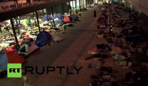 Hongrie : des réfugiés dorment près de la gare de Budapest