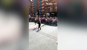 Une policière entame une danse endiablée sur Footloose