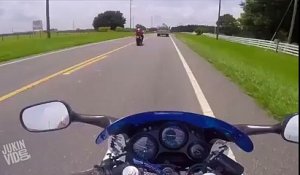 Il frôle la mort en dépassement un camion à moto