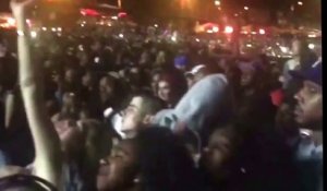 Jay-Z caché dans la foule chante pendant le concert de  Beyonce - Made in America 2015