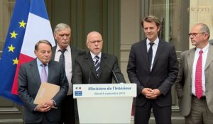 Allocution de Bernard Cazeneuve en présence de l'AMF et de François Baroin