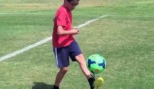 Ce jeune garçon résout un Rubik’s Cube tout en jonglant avec son ballon