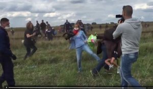 Une journaliste hongroise fait un croc-en-jambe et décoche un coup de pied à des réfugiés