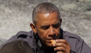 Barack Obama mange un saumon abandonné par un ours