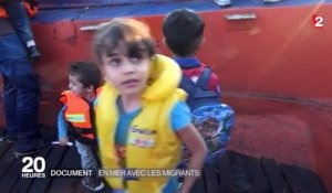 REPORTAGE FRANCE 2. A bord d'une chaloupe de migrants, lors de la traversée entre la Turquie et la Grèce
