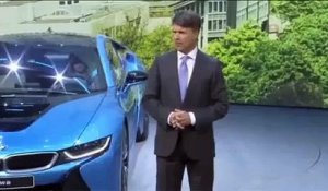 VIDEO : Le patron de BMW s'effondre en pleine conférence de presse