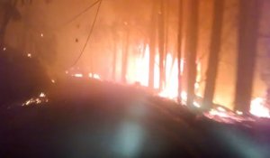 Un automobiliste essaie d'échapper aux flammes qui ravagent la Californie